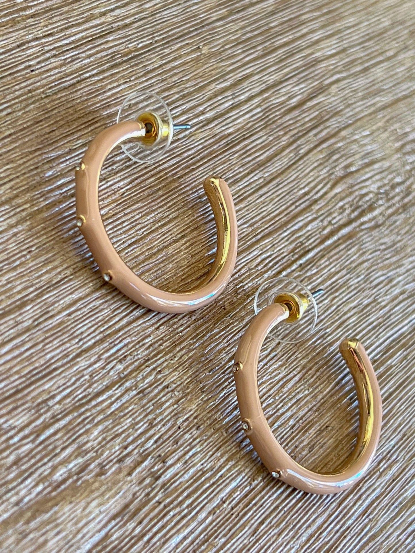 These nude Mini Hoop Earrings will have everyone starring! When your outfit feels like something is missing.. throw on this pair and call it a day. 1'' Long Plastic Backing Made in China.