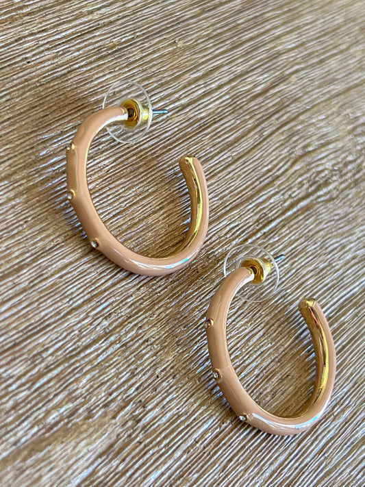 These nude Mini Hoop Earrings will have everyone starring! When your outfit feels like something is missing.. throw on this pair and call it a day. 1'' Long Plastic Backing Made in China.